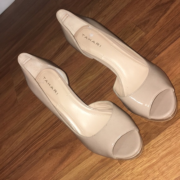 Tahari Shoes - Beige TAHARI size 6 super cute heels